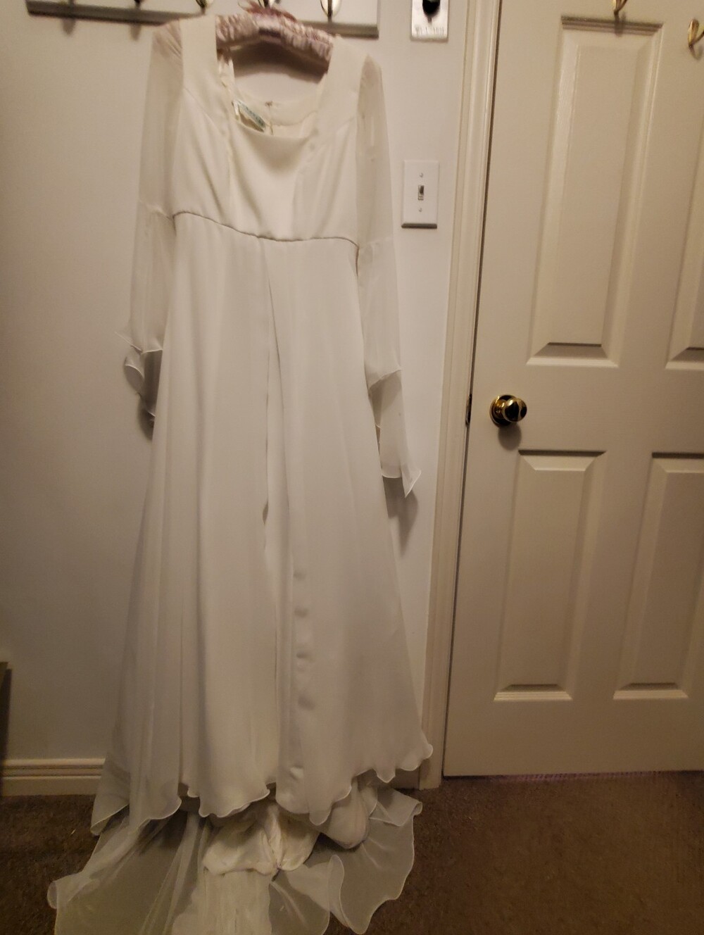 Classic White Long-Sleeve Chiffon Wedding Dress